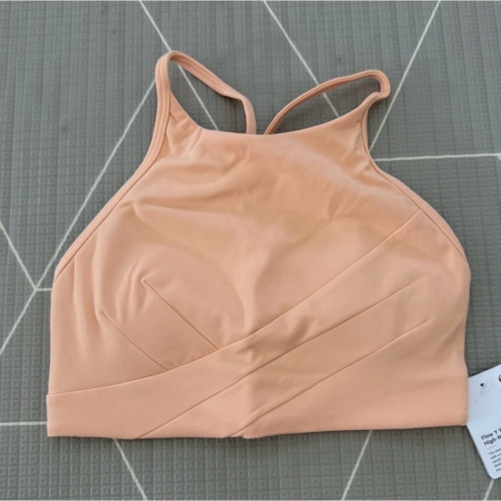NEW Lululemon Y Wrap Front High Neck Bra
Size 6
Peach Bellini
*also have in red